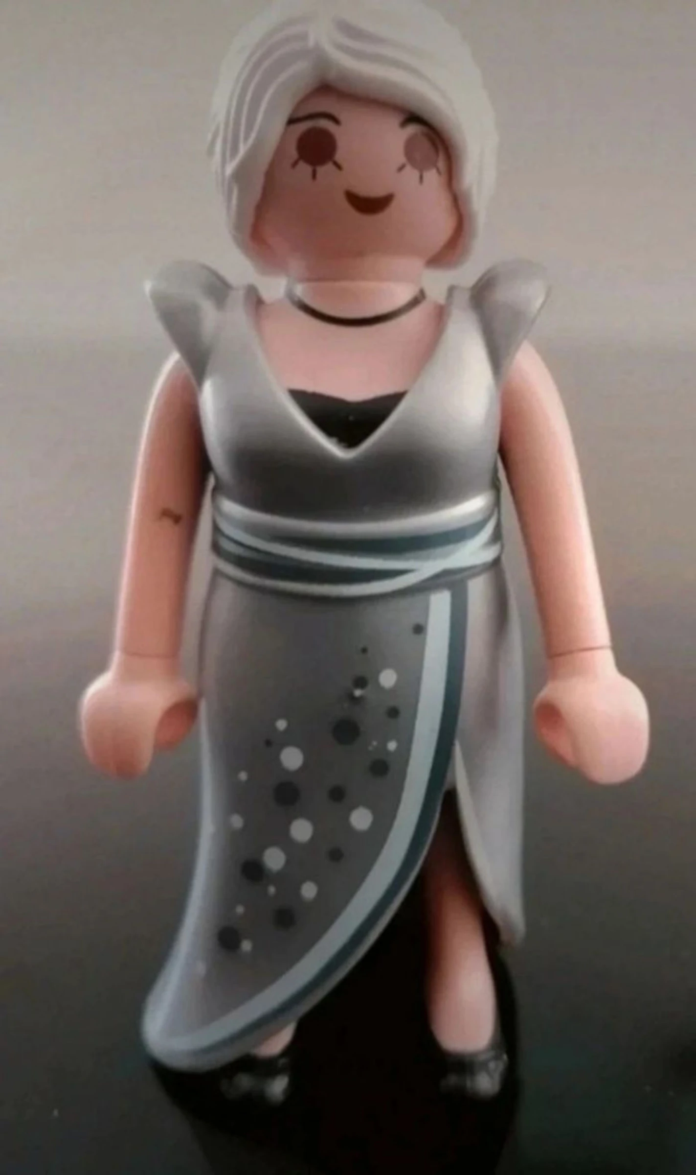 Figurine femme avec sa robe amovible Playmobil